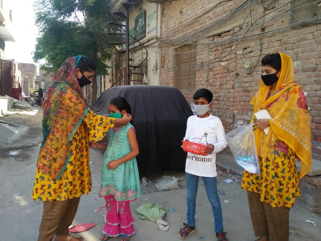 Les mascaretes (autoconfeccionades) de Sant'Egidio i subministraments d'aliments arriben als més pobres del Pakistan